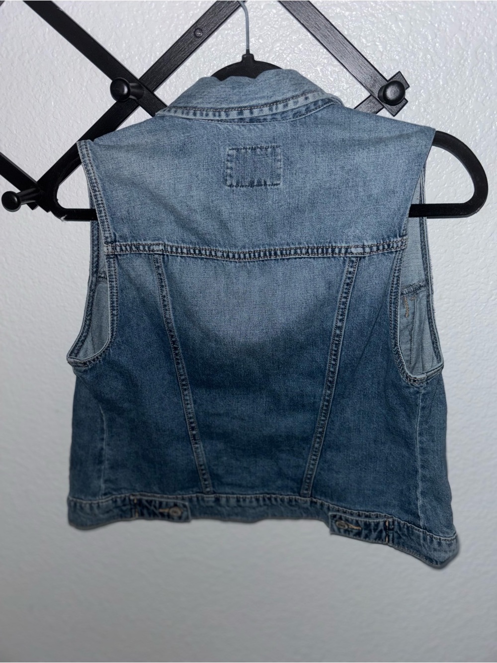Old Navy Light Wash Denim Vest Trucker Jean Jacket XS Casual Layering - Picture 4 of 4
